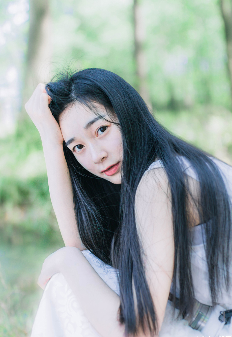 看着小乔松了口气的神色，吕布淡然道：“放心，若真是我做的，我也不屑在这种事情上撒谎，另外，记住你的身份，就算是妾，你也是我的女人，心里怎么想我不管，但你不该将这些愚蠢的表情给我表现出来，若非看在腹中孩儿的份上，单是这一点，就可以让你生不如死！莫要以为，这两年对你好了，就可以在我面前恃宠而骄！”